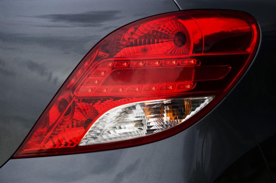 Peugeot 207 5-Door 2010 года  (фото 23 из 32)